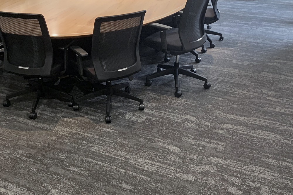 Ковровая плитка Associated Weavers Marathon Tile цвет 78 1000×250×6 фото в интерьере